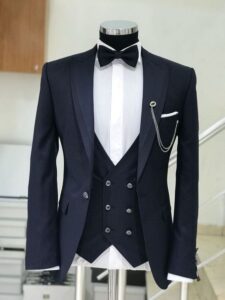 Tuxedo là kiểu vest sang trọng, thường dùng trong các dịp lễ trang trọng như tiệc tối, đám cưới, sự kiện thảm đỏ