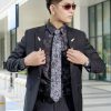 Bộ suit màu đen là tông màu kinh điển của mọi thời đại