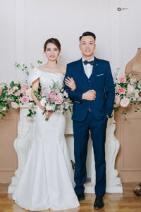Chú rể hiện đại hướng đến sự chỉn chu nhưng không quá gò bó, tự do chọn vest phù hợp với cá tính, vóc dáng và không gian cưới.