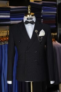 Mẫu vest này không quá phổ biến trong đời sống hằng ngày nhưng lại cực kỳ sang trọng và nổi bật trong các dịp trang trọng, như lễ cưới, sự kiện lớn hoặc tiệc tối.