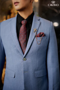 Vest 2 nút là mẫu vest "quốc dân" – gần như ai cũng có thể mặc đẹp nếu chọn đúng kích cỡ.