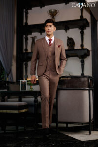 Sự phát triển của màu sắc trong thời trang vest là một hành trình thú vị, phản ánh sự thay đổi của xã hội, văn hóa và thẩm mỹ qua các thời kỳ. 
