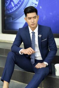 Một chiếc vest mỏng phù hợp không chỉ giúp bạn thể hiện phong cách thanh lịch, trẻ trung mà còn đảm bảo sự thoải mái, dễ mặc trong nhiều hoàn cảnh từ công sở, sự kiện đến đi chơi.