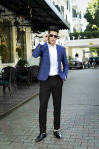 Vest mỏng không chỉ là giải pháp chống nóng mà còn là item thời trang linh hoạt, phù hợp từ văn phòng, đi chơi đến phong cách đường phố.