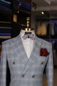 Không chỉ dừng lại ở sự thanh lịch như vest trơn truyền thống, vest caro mang đến làn gió mới đầy trẻ trung, sáng tạo và phong cách trong thời trang nam.
