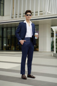 Một chiếc vest phù hợp mùa hè sẽ giúp bạn giữ vững phong độ lịch lãm mà vẫn thoải mái, dễ chịu suốt cả ngày trong thời tiết oi bức.