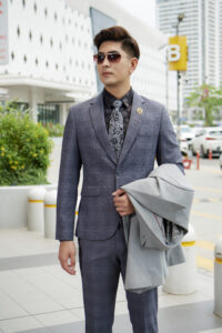 Để phối đồ cùng vest nam caro một cách lịch lãm, bạn cần nắm rõ cách cân bằng giữa họa tiết, màu sắc, và phụ kiện để tạo nên tổng thể tinh tế mà không bị rối mắt hay quá phô trương.