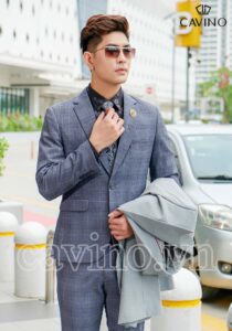 Giá một bộ vest nam có thể dao động rất rộng tùy theo chất liệu, thương hiệu, nơi may và kiểu dáng.