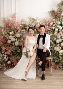 Việc chú rể diện vest không chỉ vì hình thức, mà còn là lời khẳng định tôn trọng cô dâu, gia đình và các vị khách mời.