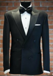Với vest cưới, đây không chỉ là trang phục mà còn là kỷ niệm, giúp chú rể trở nên nổi bật và lịch lãm nhất trong ngày hạnh phúc.