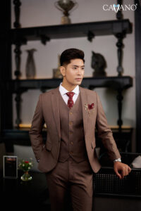 Nếu bạn muốn vừa lịch lãm, nam tính, vừa khác biệt đầy cuốn hút, vest màu nâu ghi chắc chắn là lựa chọn hoàn hảo.
