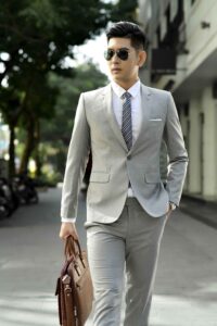 Đối với người có thân hình đầy đặn, vest một khuy sẽ giúp tạo hiệu ứng kéo dài cơ thể, làm nổi bật phần vai và mang lại sự cân đối hài hòa.