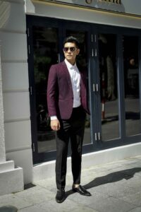 Vest đỏ là lựa chọn táo bạo, giúp bạn trở thành tâm điểm trong mọi khoảnh khắc.