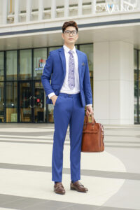 Áo sơ mi trắng được xem là “bạn đồng hành” hoàn hảo với comple vest vì có thể linh hoạt kết hợp với hầu hết các màu sắc và phong cách.