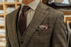 Một bộ vest phù hợp chính là chìa khóa để bạn tự tin hơn trong công việc, gặp gỡ khách hàng hay tham gia các sự kiện quan trọng.