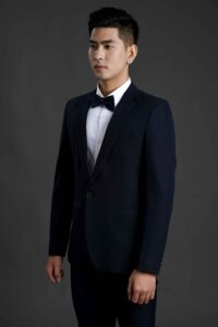 Vest đen là lựa chọn kinh điển, vừa đơn giản vừa tinh tế, giúp phái mạnh luôn giữ được vẻ lịch lãm và tự tin trong mọi hoàn cảnh.