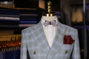Vest kết hợp với nơ cổ mang lại phong cách lịch lãm, cổ điển nhưng vẫn rất nổi bật.