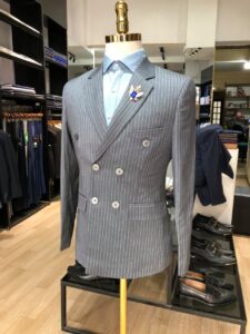 Với thiết kế tinh tế, đường may tỉ mỉ và khả năng tôn dáng vượt trội, mẫu vest này xứng đáng có mặt trong tủ đồ của mọi quý ông.